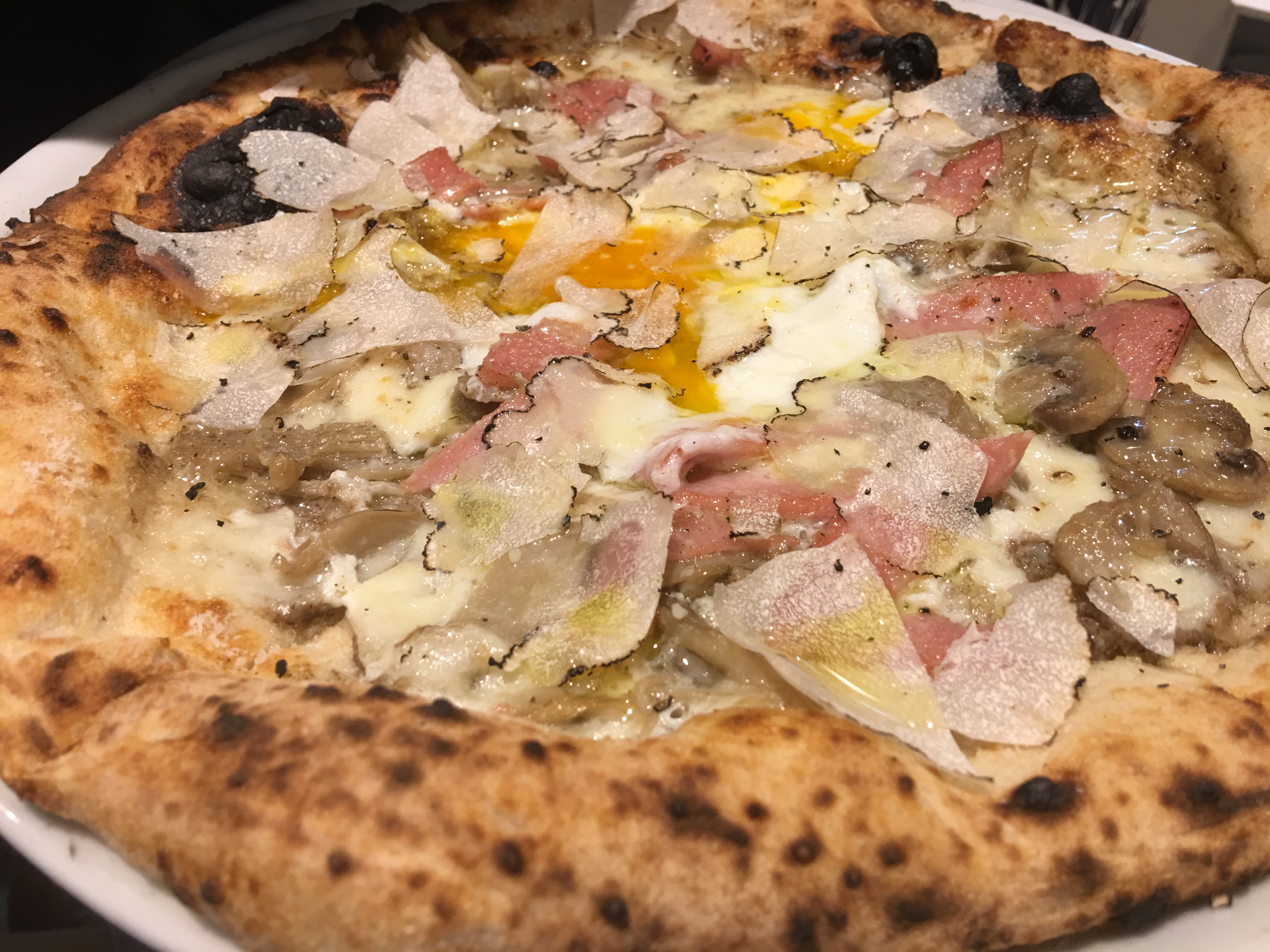 サマートリュフと半熟卵のビスマルク Pizzeria Beatrice ピッツェリアベアトリーチェ で美味しいピザを